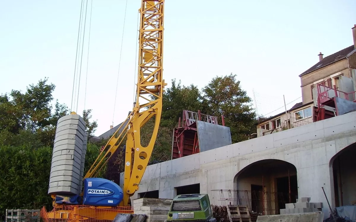 مهندس طراح، شریک مدنی کارفرما محسوب می‌شود؟ تحلیل وکالت در دعاوی ثالث